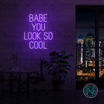 LED-neonskilt med «BABE YOU LOOK SO COOL», lilla/blått lys.