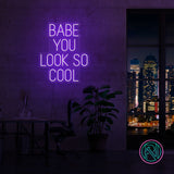 LED-neonskilt med «BABE YOU LOOK SO COOL», lilla/blått lys.