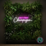 LED-neonskilt med teksten «BUT FIRST Champagne…» i hvitt og rosa lys