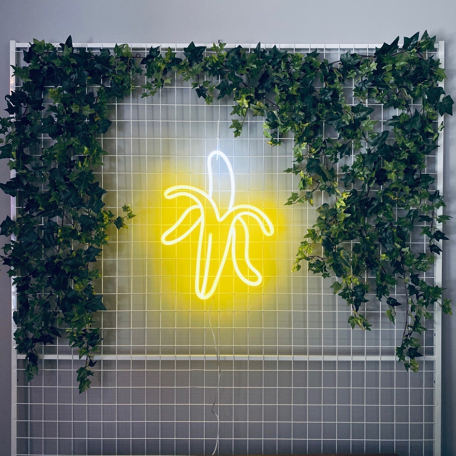 LED-neonskilt i bananform med sitrongult lys.