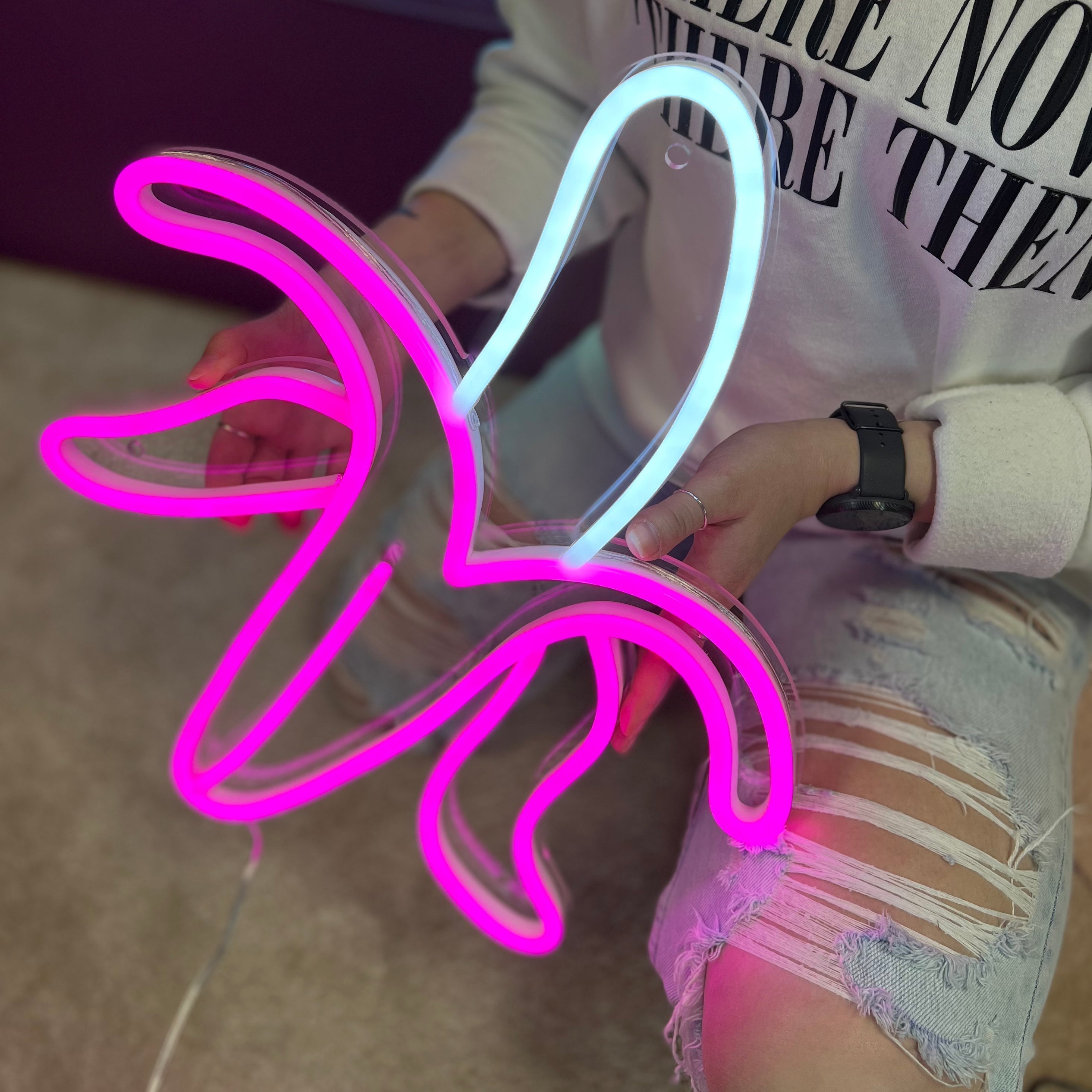 Gi et friskt pust til ditt rom med 'banan' led neonskilt i hot pink. Dette lekne neonskiltet kombinerer stil med humor og lyser opp ethvert rom med sin varme glød. En stilfull dekorasjon som garantert vil tiltrekke oppmerksomhet.