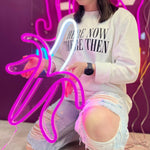 LED-neonskilt 'Banan' i hot pink og blå neonlys, bananform