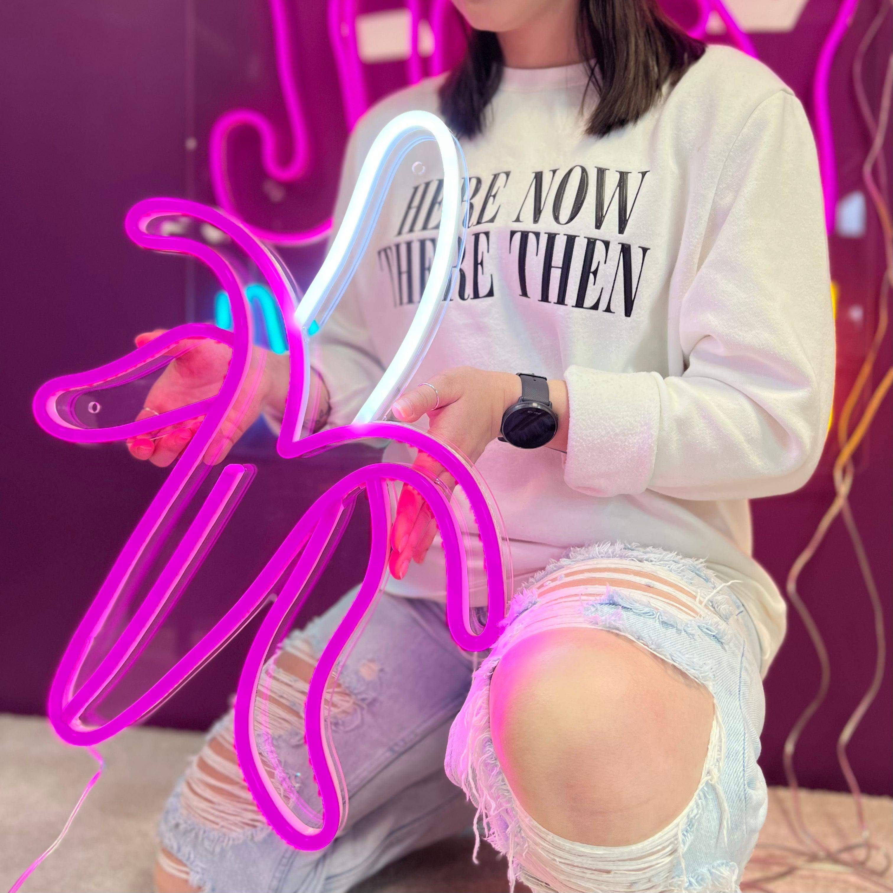 LED-neonskilt 'Banan' i hot pink og blå neonlys, bananform