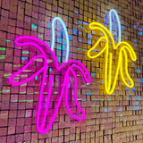 LED-neonskilt 'Banan' med hot pink, blå og gule lyslinjer