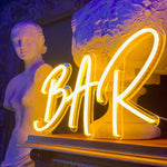 LED neonskilt med BAR i gul glød, lysende kontur og buet form
