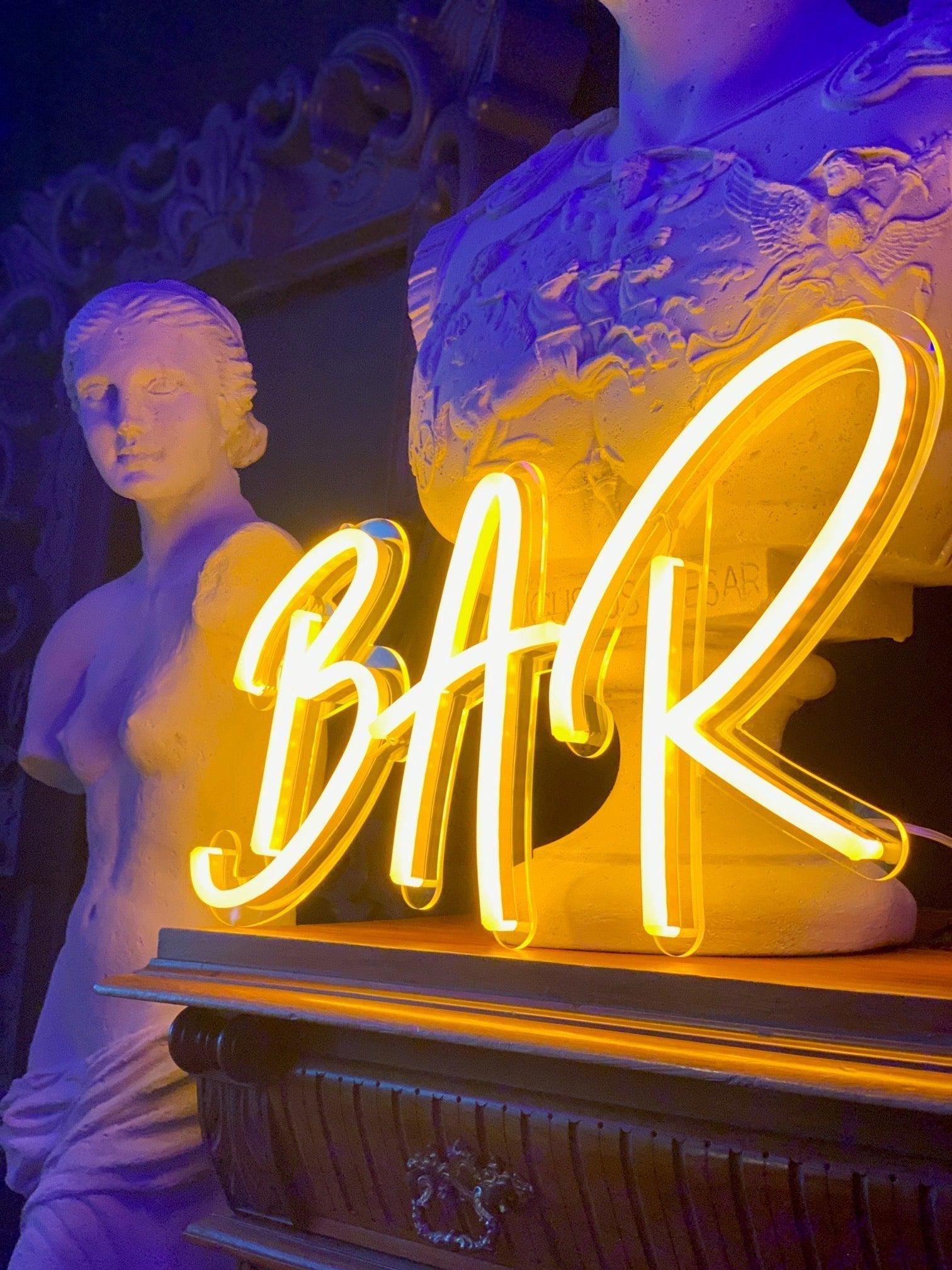 LED neonskilt med BAR i gul glød, lysende kontur og buet form