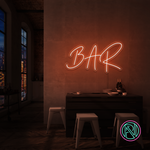 LED neonskilt med «BAR» i oransje neonlys, 55×100 cm