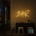 LED-neonskilt med "BAR"-skrift, opplyst i varm hvit.
