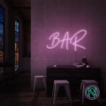 LED-neonskilt med "BAR"-skrift, opplyst i lys lilla.