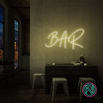 LED neonskilt med «BAR» i varm hvit neon, 55×100 cm