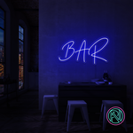 LED neonskilt med «BAR» i blått neonlys, 55×100 cm