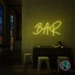 LED neonskilt med «BAR» i sitrongult neonlys, 55×100 cm