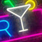 Skap en livlig stemning med vårt 'bar' led neonskilt, designet for å gi hver cocktailbar en eksklusiv aura. Levende farger og et moderne preg sørger for at ditt lokale skiller seg ut, og inviterer til en trendy og varm velkomst for dine gjester.