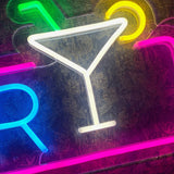 Skap en livlig stemning med vårt 'bar' led neonskilt, designet for å gi hver cocktailbar en eksklusiv aura. Levende farger og et moderne preg sørger for at ditt lokale skiller seg ut, og inviterer til en trendy og varm velkomst for dine gjester.