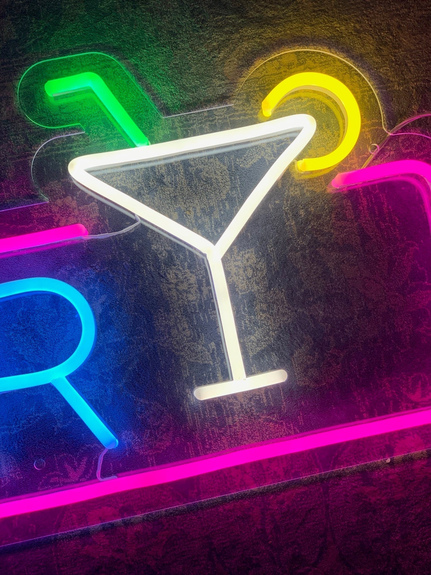 Skap en livlig stemning med vårt 'bar' led neonskilt, designet for å gi hver cocktailbar en eksklusiv aura. Levende farger og et moderne preg sørger for at ditt lokale skiller seg ut, og inviterer til en trendy og varm velkomst for dine gjester.