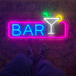 Skap en livlig stemning med vårt 'bar' led neonskilt, designet for å gi hver cocktailbar en eksklusiv aura. Levende farger og et moderne preg sørger for at ditt lokale skiller seg ut, og inviterer til en trendy og varm velkomst for dine gjester.