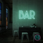 Skap en levende atmosfære med vårt 'bar' led neonskilt, designet for å tilføre stil og energi til din bar. Dette skiltet kombinerer estetikk med funksjonalitet og lyser opp rommet med valgfri farge som komplementerer ditt interiør.