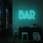 Skap en levende atmosfære med vårt 'bar' led neonskilt, designet for å tilføre stil og energi til din bar. Dette skiltet kombinerer estetikk med funksjonalitet og lyser opp rommet med valgfri farge som komplementerer ditt interiør.