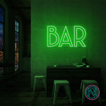 Skap en levende atmosfære med vårt 'bar' led neonskilt, designet for å tilføre stil og energi til din bar. Dette skiltet kombinerer estetikk med funksjonalitet og lyser opp rommet med valgfri farge som komplementerer ditt interiør.