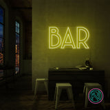Skap en levende atmosfære med vårt 'bar' led neonskilt, designet for å tilføre stil og energi til din bar. Dette skiltet kombinerer estetikk med funksjonalitet og lyser opp rommet med valgfri farge som komplementerer ditt interiør.