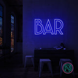 Skap en levende atmosfære med vårt 'bar' led neonskilt, designet for å tilføre stil og energi til din bar. Dette skiltet kombinerer estetikk med funksjonalitet og lyser opp rommet med valgfri farge som komplementerer ditt interiør.