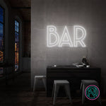 Skap en levende atmosfære med vårt 'bar' led neonskilt, designet for å tilføre stil og energi til din bar. Dette skiltet kombinerer estetikk med funksjonalitet og lyser opp rommet med valgfri farge som komplementerer ditt interiør.