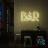 Skap en levende atmosfære med vårt 'bar' led neonskilt, designet for å tilføre stil og energi til din bar. Dette skiltet kombinerer estetikk med funksjonalitet og lyser opp rommet med valgfri farge som komplementerer ditt interiør.