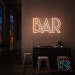 Skap en levende atmosfære med vårt 'bar' led neonskilt, designet for å tilføre stil og energi til din bar. Dette skiltet kombinerer estetikk med funksjonalitet og lyser opp rommet med valgfri farge som komplementerer ditt interiør.