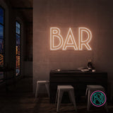 Skap en levende atmosfære med vårt 'bar' led neonskilt, designet for å tilføre stil og energi til din bar. Dette skiltet kombinerer estetikk med funksjonalitet og lyser opp rommet med valgfri farge som komplementerer ditt interiør.