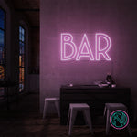 Skap en levende atmosfære med vårt 'bar' led neonskilt, designet for å tilføre stil og energi til din bar. Dette skiltet kombinerer estetikk med funksjonalitet og lyser opp rommet med valgfri farge som komplementerer ditt interiør.