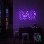 Skap en levende atmosfære med vårt 'bar' led neonskilt, designet for å tilføre stil og energi til din bar. Dette skiltet kombinerer estetikk med funksjonalitet og lyser opp rommet med valgfri farge som komplementerer ditt interiør.