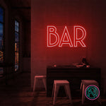 Skap en levende atmosfære med vårt 'bar' led neonskilt, designet for å tilføre stil og energi til din bar. Dette skiltet kombinerer estetikk med funksjonalitet og lyser opp rommet med valgfri farge som komplementerer ditt interiør.