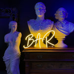 LED neonskilt med teksten BAR, gul/hvit lysende skrift på buet kant
