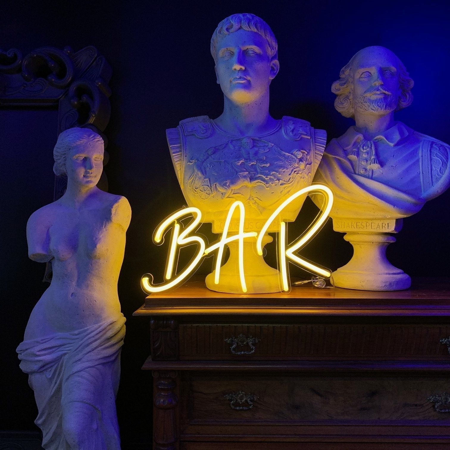 Skap en levende atmosfære med vårt 'bar' led neonskilt, som er perfekt for enhver cocktailbar eller samlingspunkt. Dette skiltet kombinerer strålende farger og moderne design for å belyse og forvandle ethvert innendørs miljø til et stilig og innbydende rom.