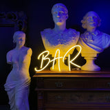 LED neonskilt med teksten BAR, gul/hvit lysende skrift på buet kant