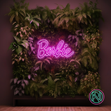Moderne LED-neonskilt med Barbie-skrift i lilla rosa lysglød