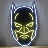 Batman LED neonskilt med hvit kontur og gul markerte øyne, bart og munn.