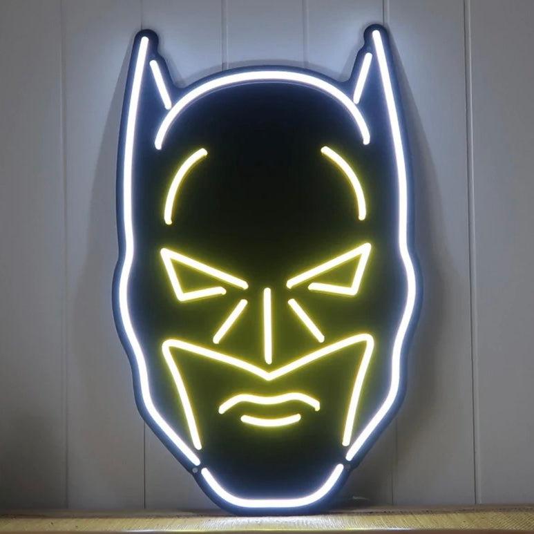Gjør ditt rom mer dynamisk med vårt 'batman' led neonskilt. Med en perfekt kombinasjon av cool white og warm white lys, gir dette skiltet et unikt preg til enhver innendørs setting. Ta med deg superheltenergien inn i rommet ditt og vis din beundring for mørkets ridder med stil.