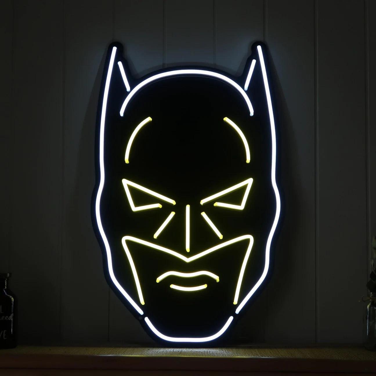 Gjør ditt rom mer dynamisk med vårt 'batman' led neonskilt. Med en perfekt kombinasjon av cool white og warm white lys, gir dette skiltet et unikt preg til enhver innendørs setting. Ta med deg superheltenergien inn i rommet ditt og vis din beundring for mørkets ridder med stil.