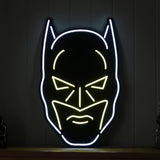 Batman LED neonskilt i maskeform med hvit kantlys og gul ansiktbelysning.