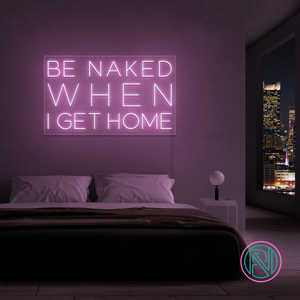 Skap en frekk og leken atmosfære med vårt 'be naked when i get home' led-neonskilt. Dette skiltet er det ultimate uttrykket for humor og romantikk, og passer perfekt i private rom eller som en humoristisk detalj i moderne forretninger. Velg den fargen som best passer ditt interiør, og la skiltet sette tone for kvelden.