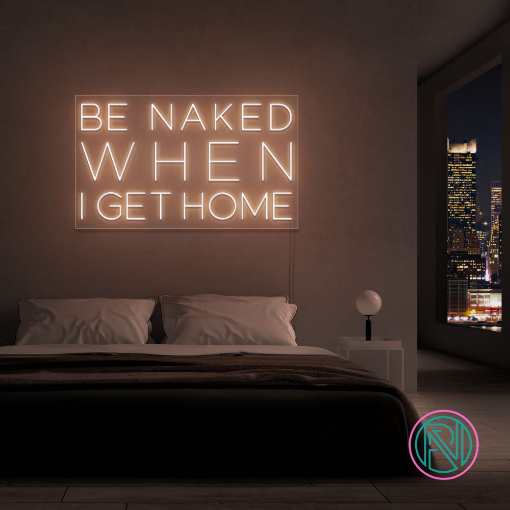 Skap en frekk og leken atmosfære med vårt 'be naked when i get home' led-neonskilt. Dette skiltet er det ultimate uttrykket for humor og romantikk, og passer perfekt i private rom eller som en humoristisk detalj i moderne forretninger. Velg den fargen som best passer ditt interiør, og la skiltet sette tone for kvelden.