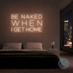 LED-neonskilt med «BE NAKED WHEN I GET HOME» i varmhvit neon.