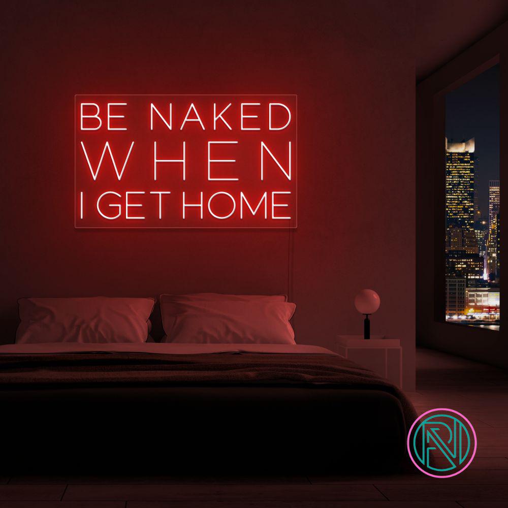 Skap en frekk og leken atmosfære med vårt 'be naked when i get home' led-neonskilt. Dette skiltet er det ultimate uttrykket for humor og romantikk, og passer perfekt i private rom eller som en humoristisk detalj i moderne forretninger. Velg den fargen som best passer ditt interiør, og la skiltet sette tone for kvelden.
