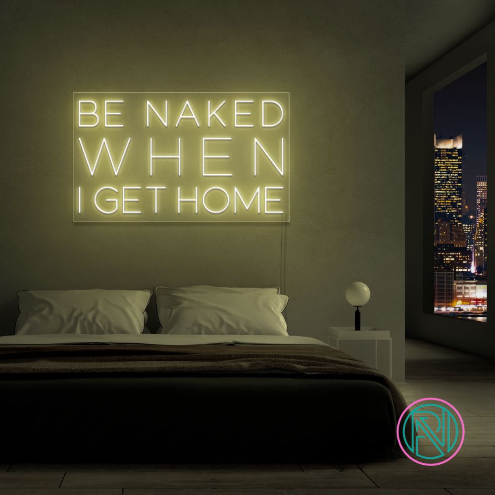 Skap en frekk og leken atmosfære med vårt 'be naked when i get home' led-neonskilt. Dette skiltet er det ultimate uttrykket for humor og romantikk, og passer perfekt i private rom eller som en humoristisk detalj i moderne forretninger. Velg den fargen som best passer ditt interiør, og la skiltet sette tone for kvelden.