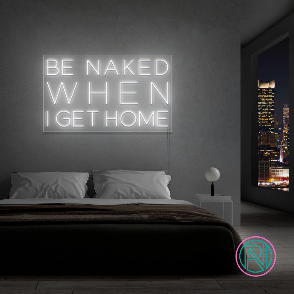 Skap en frekk og leken atmosfære med vårt 'be naked when i get home' led-neonskilt. Dette skiltet er det ultimate uttrykket for humor og romantikk, og passer perfekt i private rom eller som en humoristisk detalj i moderne forretninger. Velg den fargen som best passer ditt interiør, og la skiltet sette tone for kvelden.