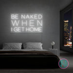 LED-neonskilt med rektangulær tekst «BE NAKED WHEN I GET HOME» i kjølig hvit.
