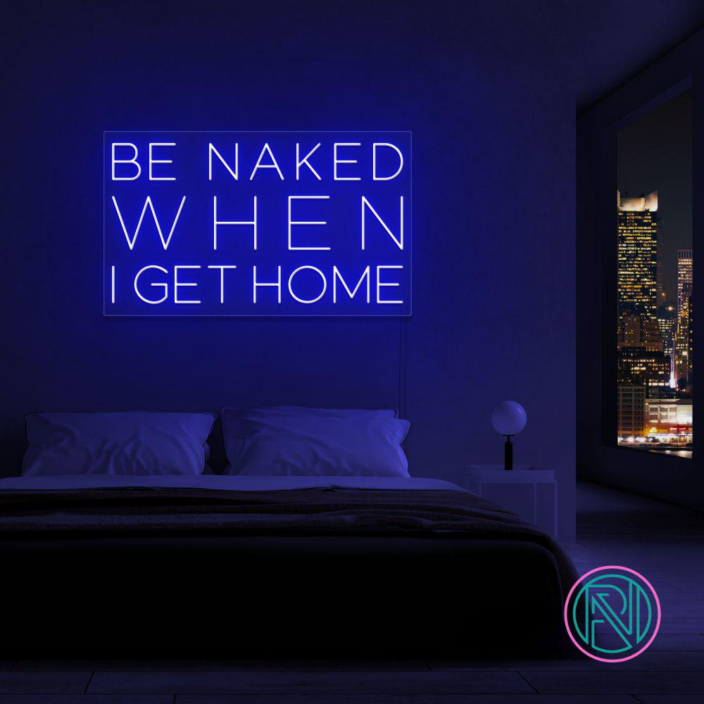 Skap en frekk og leken atmosfære med vårt 'be naked when i get home' led-neonskilt. Dette skiltet er det ultimate uttrykket for humor og romantikk, og passer perfekt i private rom eller som en humoristisk detalj i moderne forretninger. Velg den fargen som best passer ditt interiør, og la skiltet sette tone for kvelden.