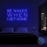 LED-neonskilt med rektangulær tekst «BE NAKED WHEN I GET HOME» i blå.