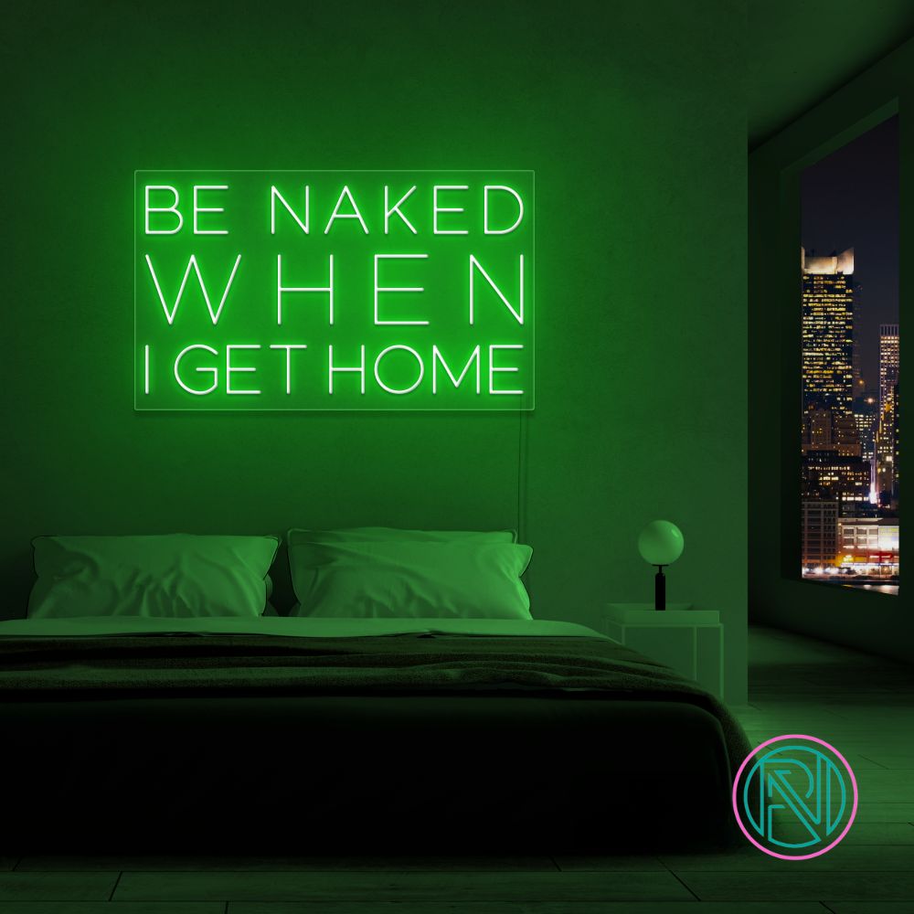 Skap en frekk og leken atmosfære med vårt 'be naked when i get home' led-neonskilt. Dette skiltet er det ultimate uttrykket for humor og romantikk, og passer perfekt i private rom eller som en humoristisk detalj i moderne forretninger. Velg den fargen som best passer ditt interiør, og la skiltet sette tone for kvelden.